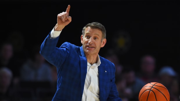 Alabama Crimson Tide head coach Nate Oats during the second half against the Vanderbilt Commodores at Memorial Gymnasium.